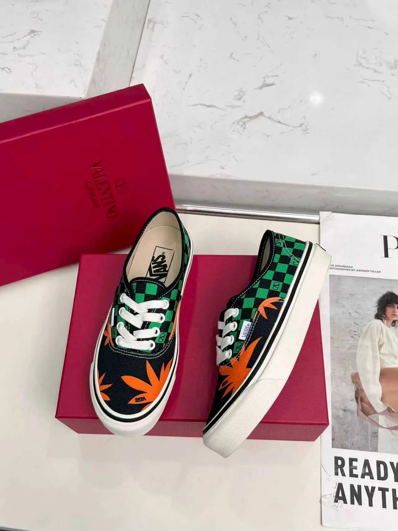 [Valentino Giving classic shoes a personality that spans the ages. Many celebrities - Jolin Tsai. Yang Zi. Liu Wen. Ma Baiquan. Choi Soobin. freen. Song Zuer. JJ Lin. zel. Cecilia Cheung. shark. Xin Yunlai...same style.
